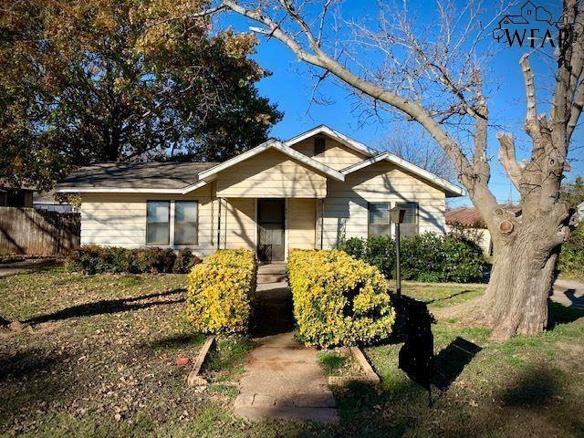 Property Photo:  406 E Washington Avenue  TX 76367 