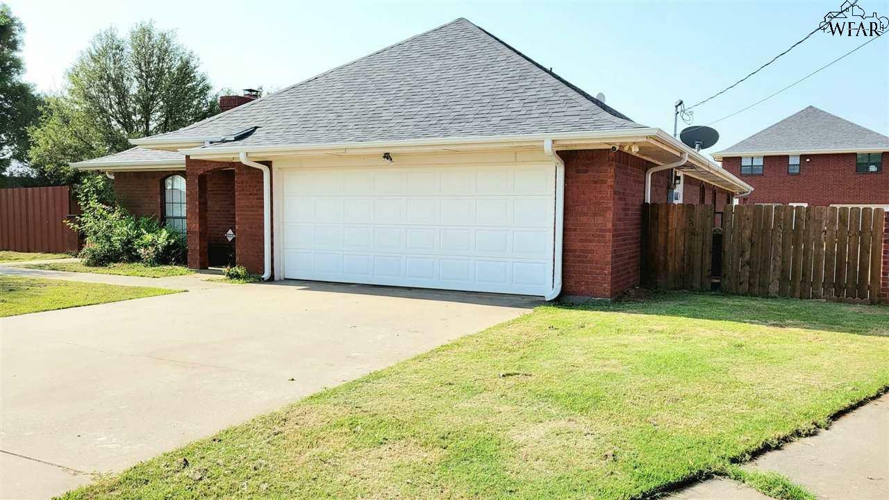 Property Photo: 1344 E Sycamore Drive TX 76354