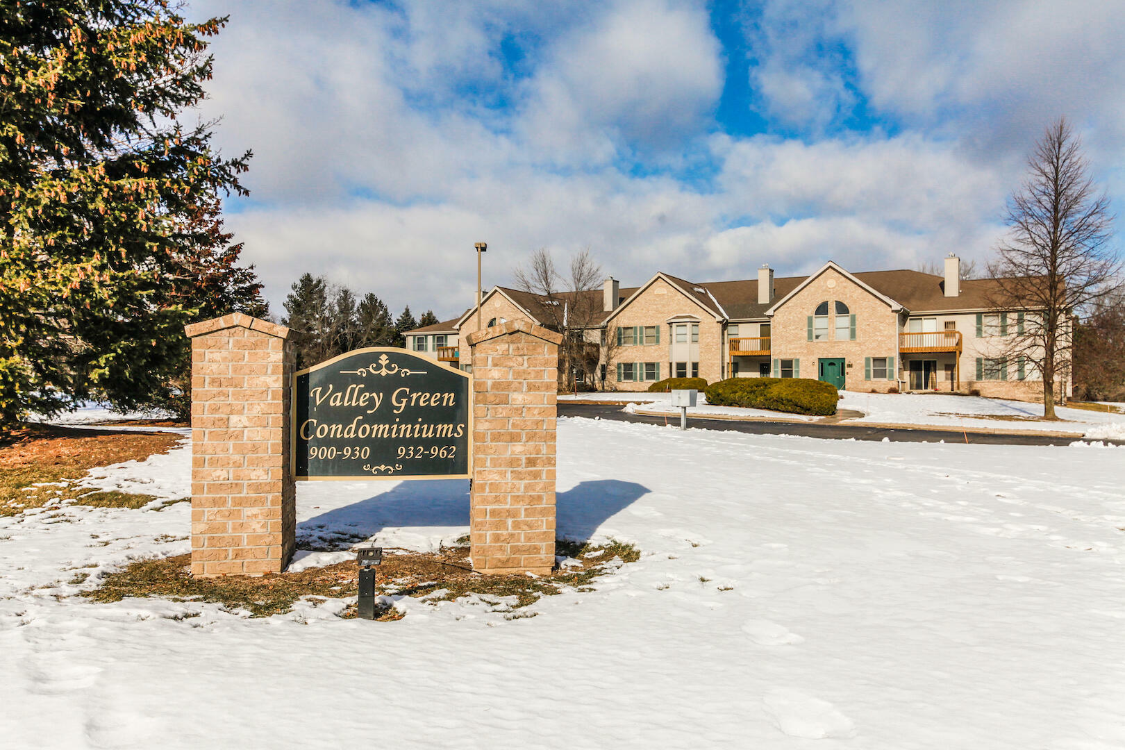 Property Photo:  946 Oconomowoc Pkwy  WI 53066 