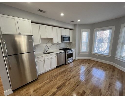 Property Photo:  372 Oxford St 3  MA 02140 