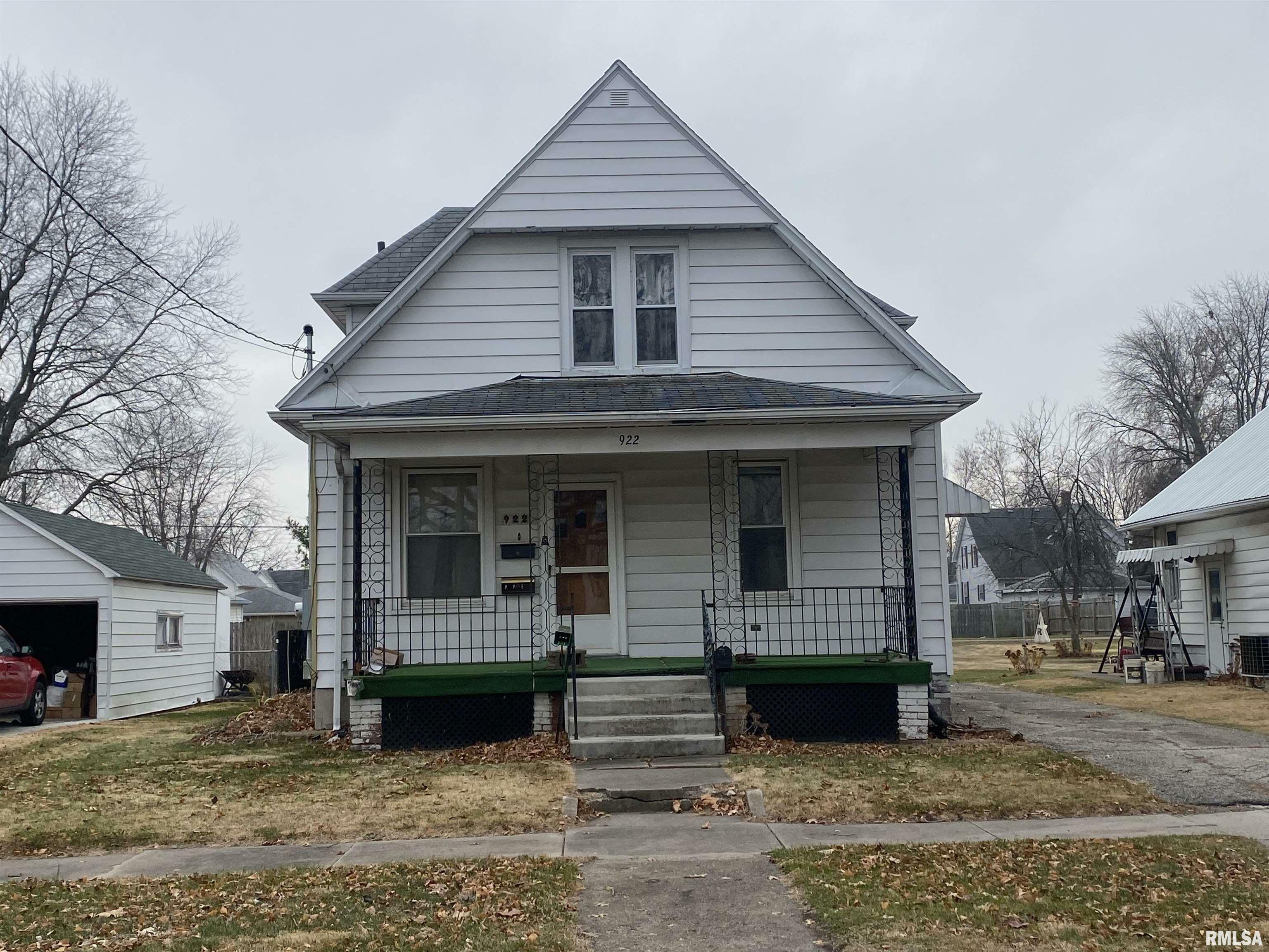 Property Photo:  922 E Locust Street  IL 61520 