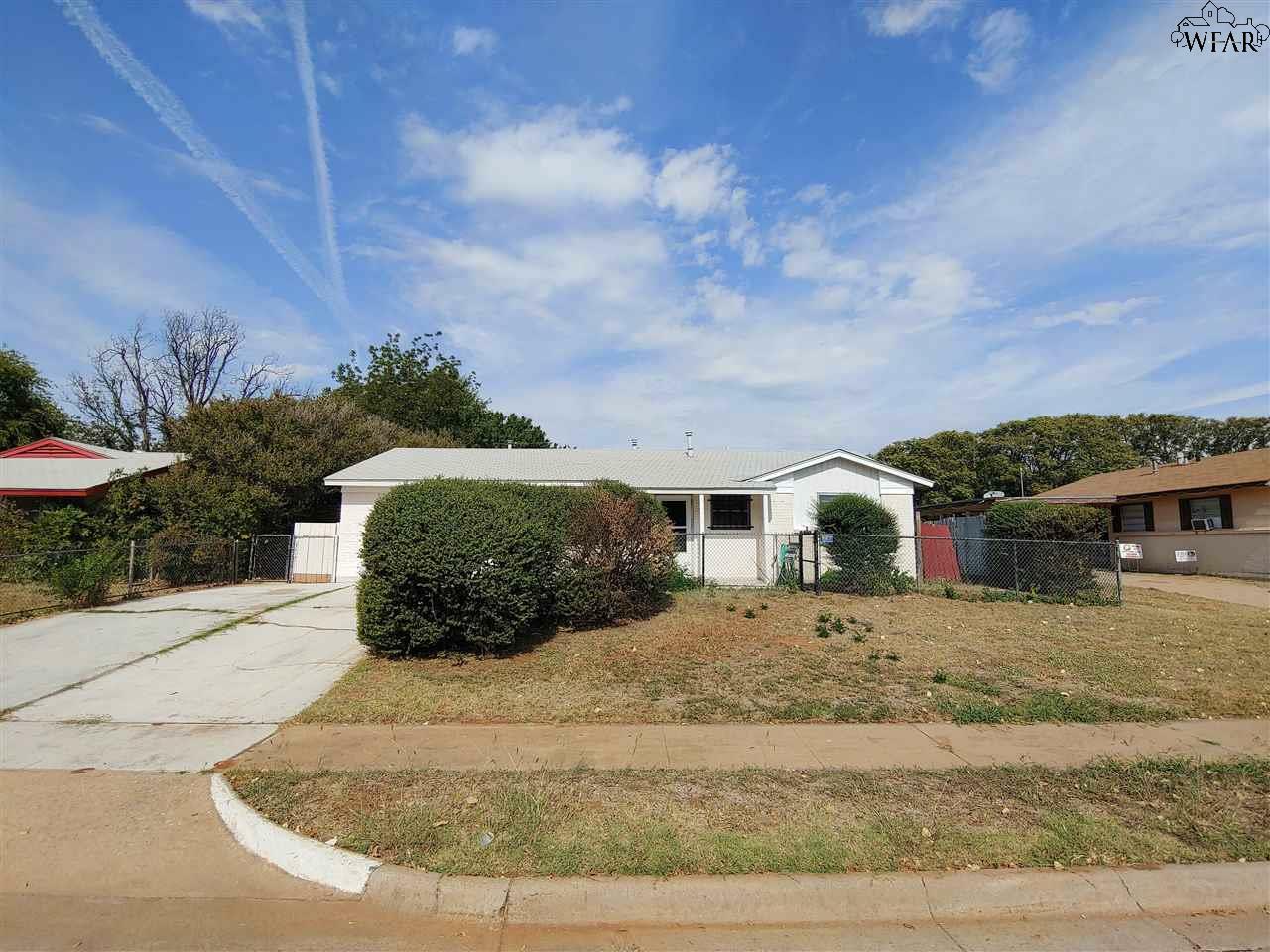 Property Photo: 2704 Byrne Place TX 76306