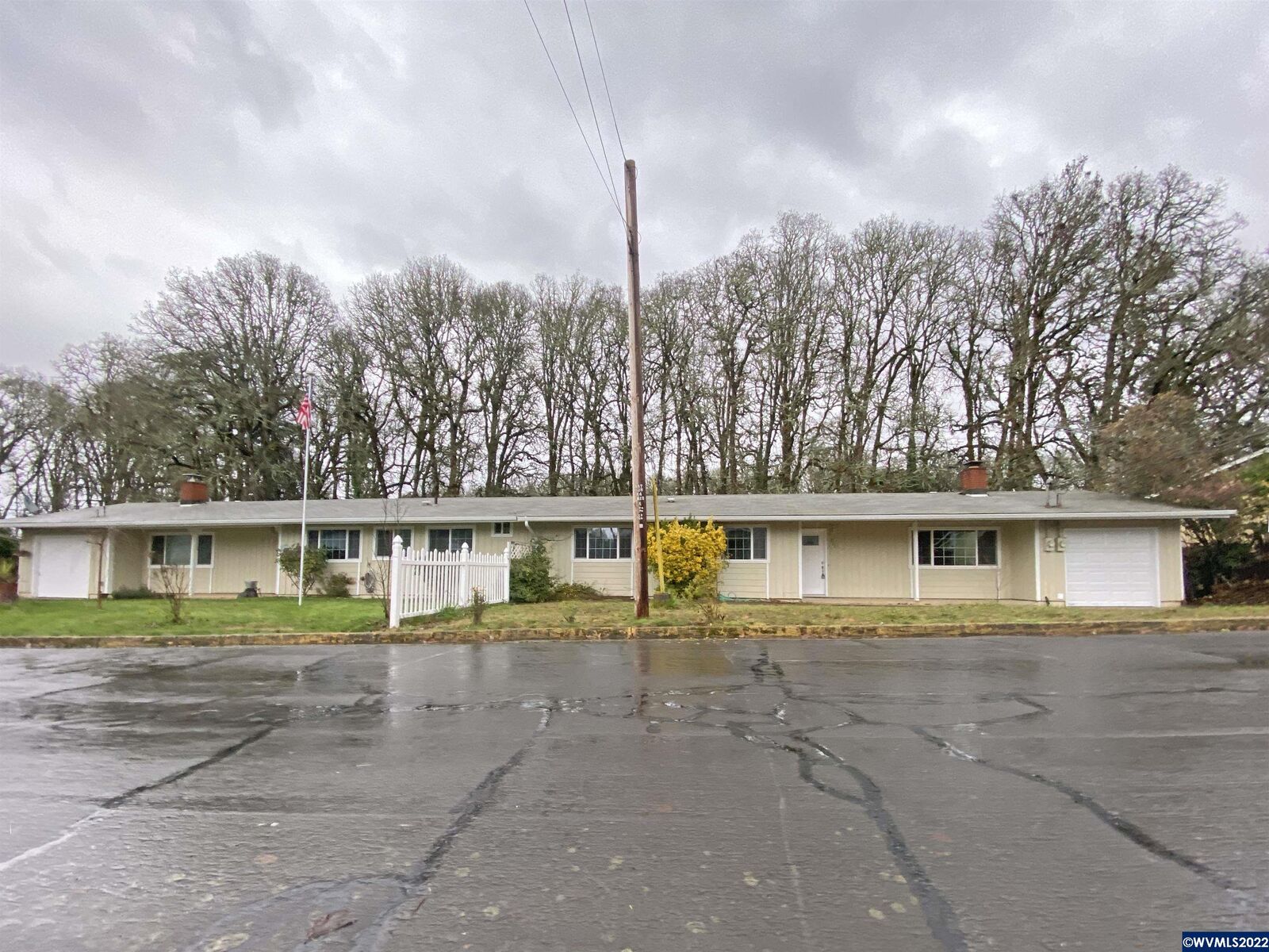 Property Photo: 209-211 NE Azalea Dr OR 97330