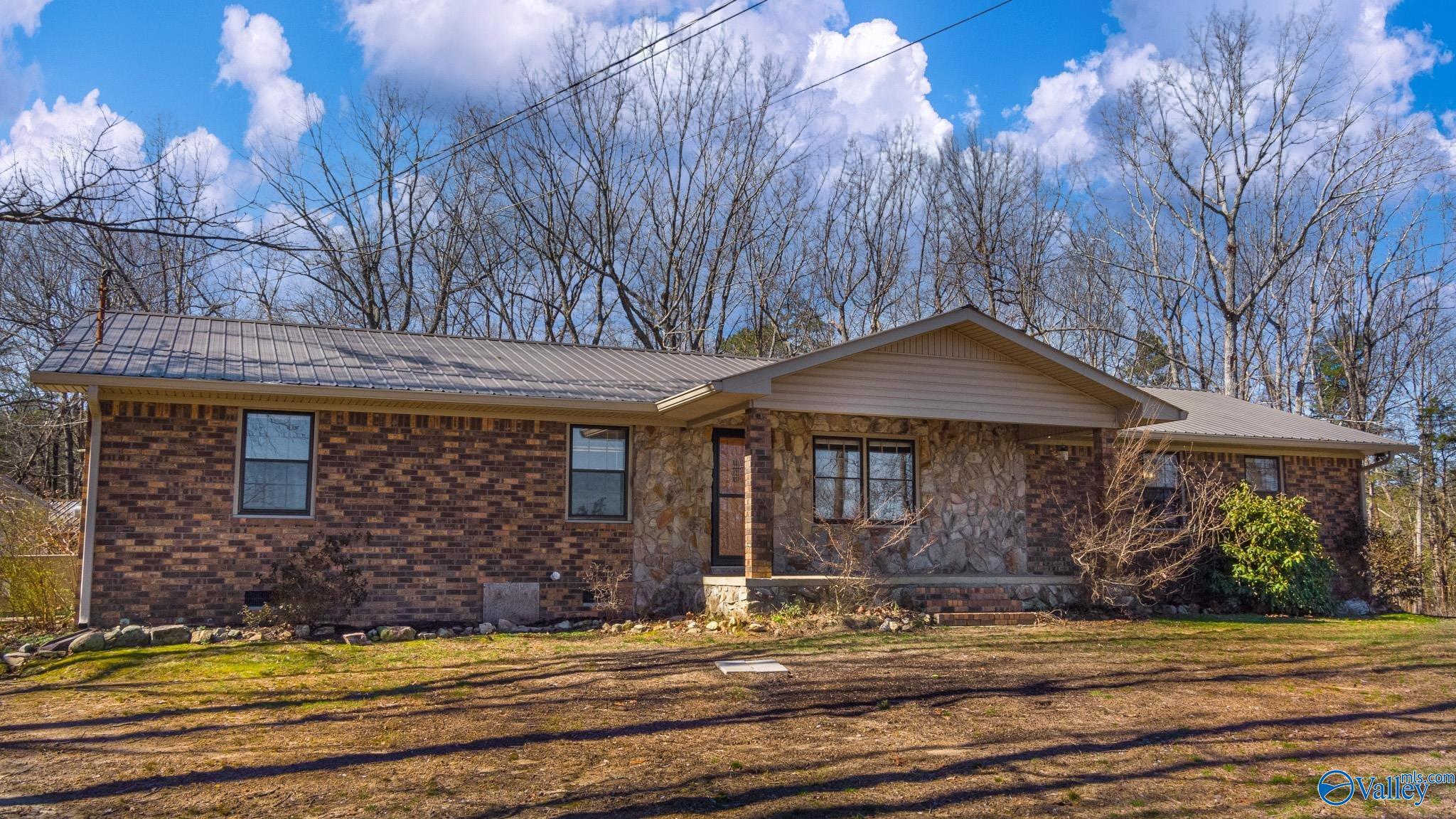 Property Photo: 1608 Jennings Road SE AL 35967