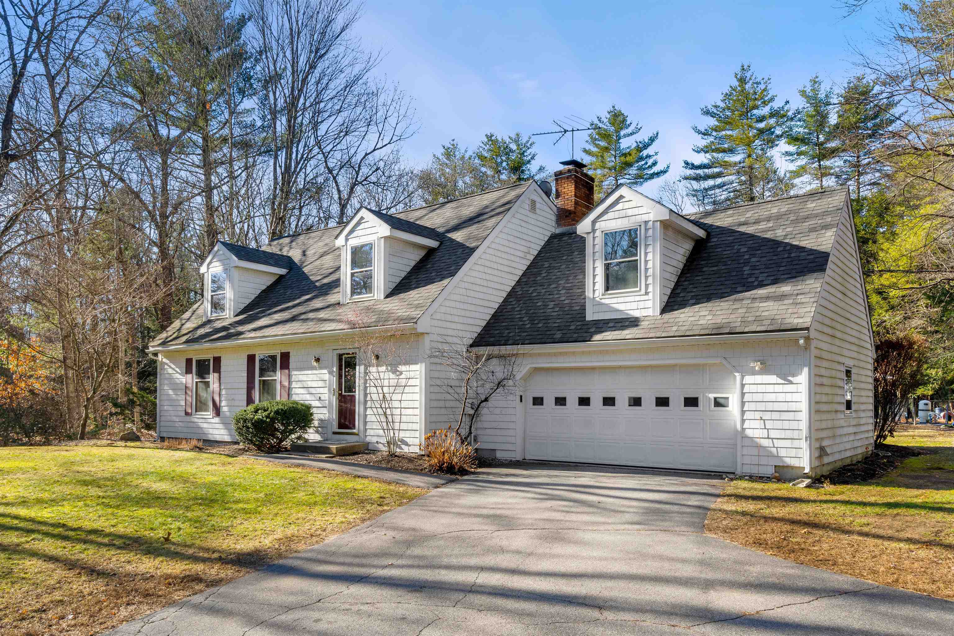 Property Photo:  5 Wentworth Drive  NH 03110 