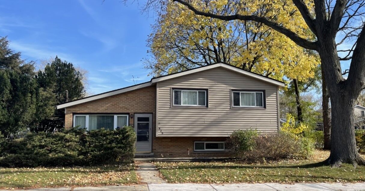 Property Photo:  425 N Chatham Avenue  IL 60181 