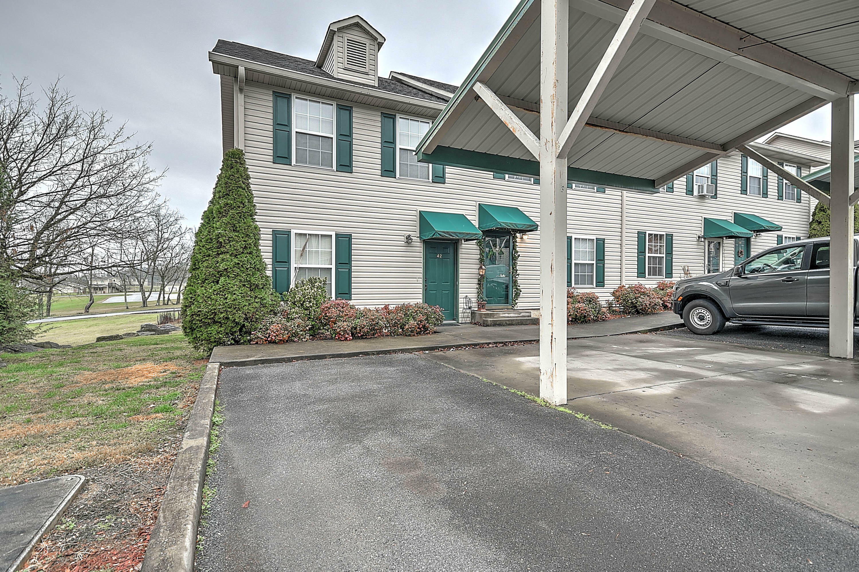 Property Photo:  2420 Volunteer Parkway 42  TN 37620 