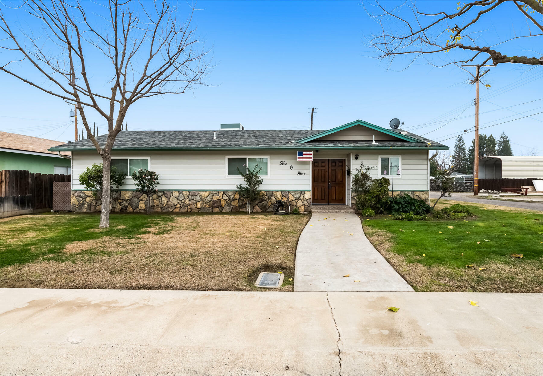 Property Photo:  509 S Orange Avenue  CA 93221 