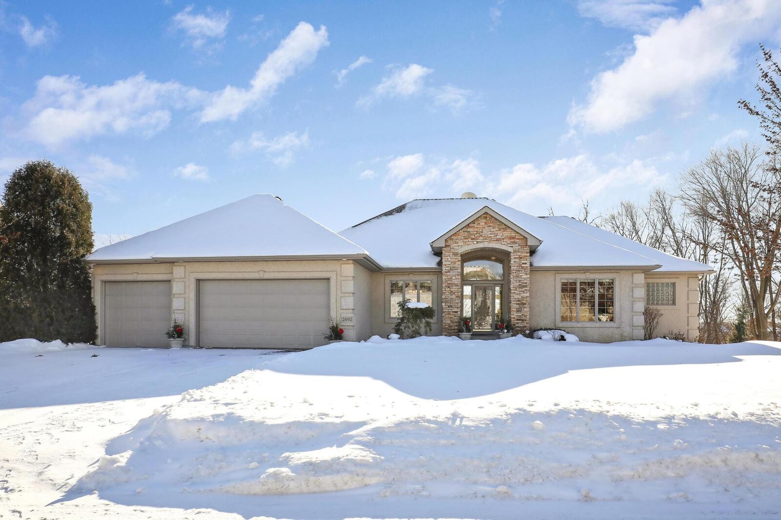 Property Photo:  2892 Fairway Drive  MN 55318 