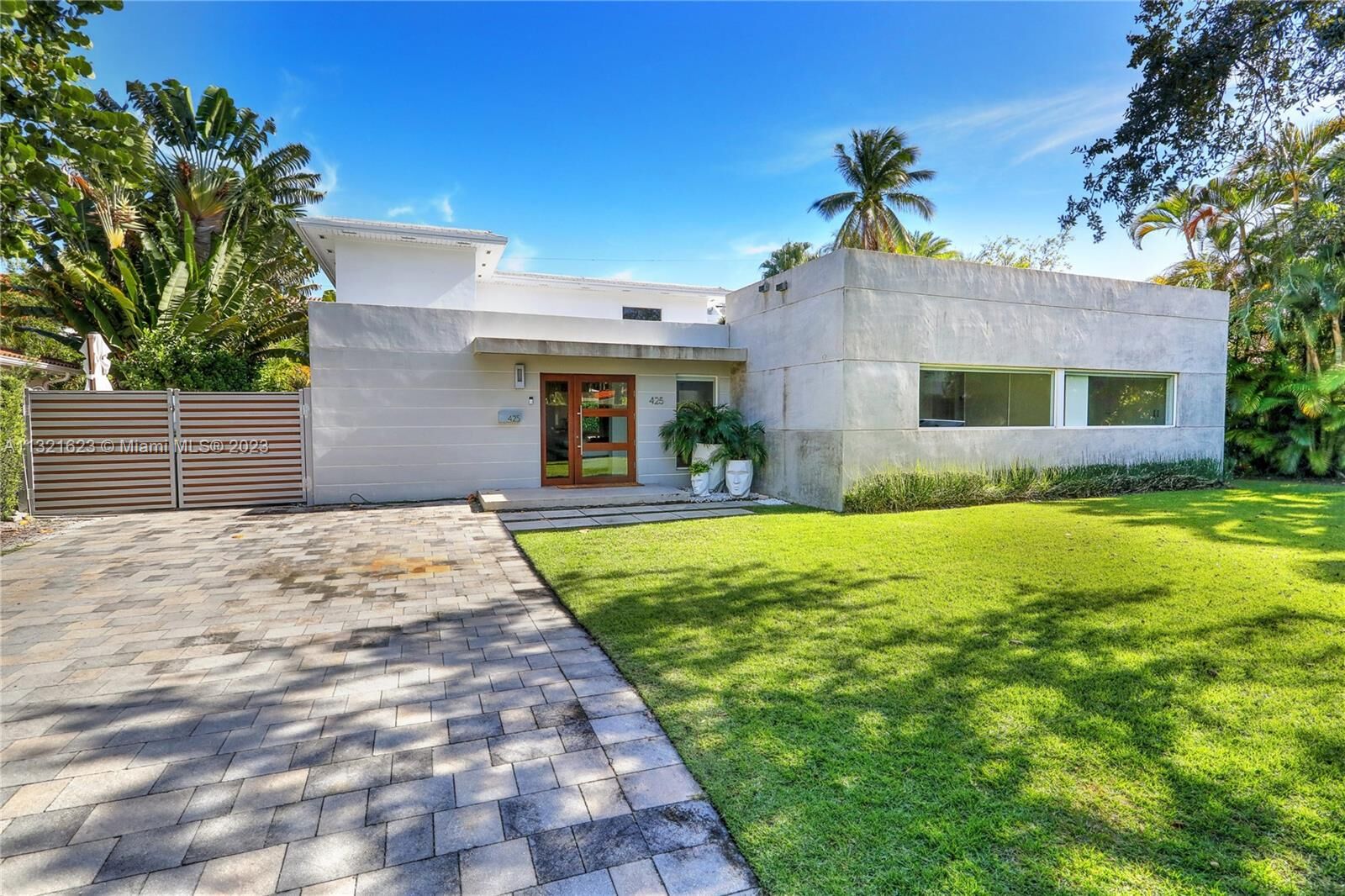 Property Photo: 425 Glenridge Rd FL 33149