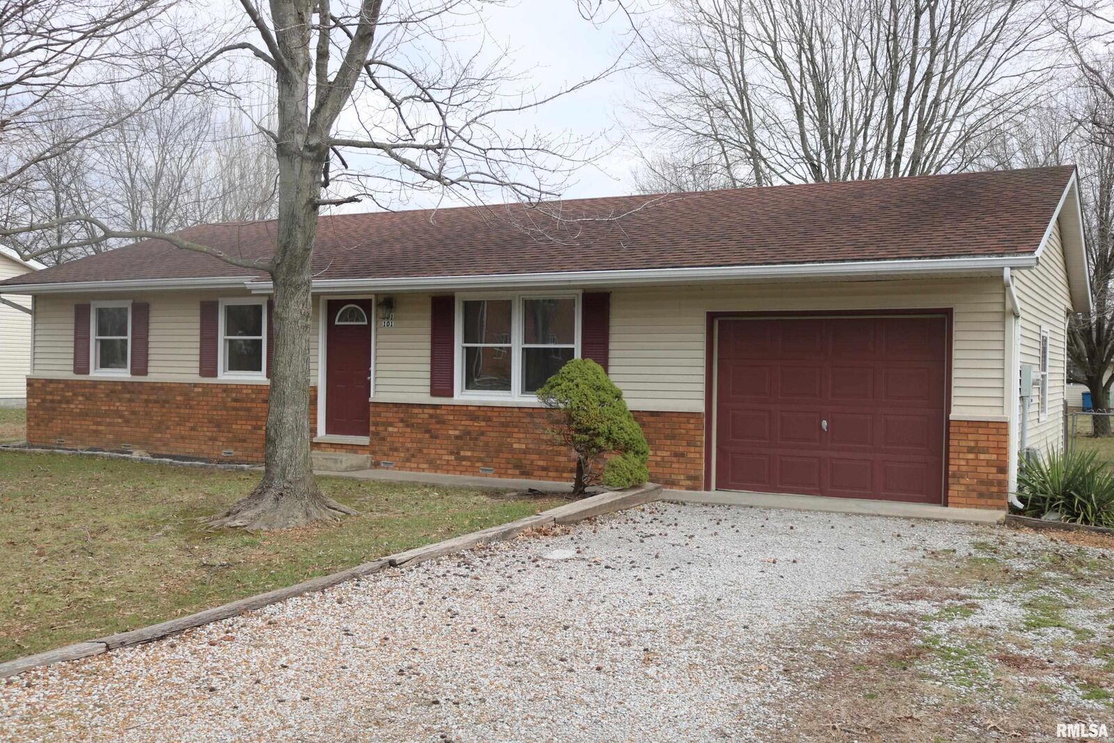 Property Photo:  101 N Pecan Street  IL 62924 