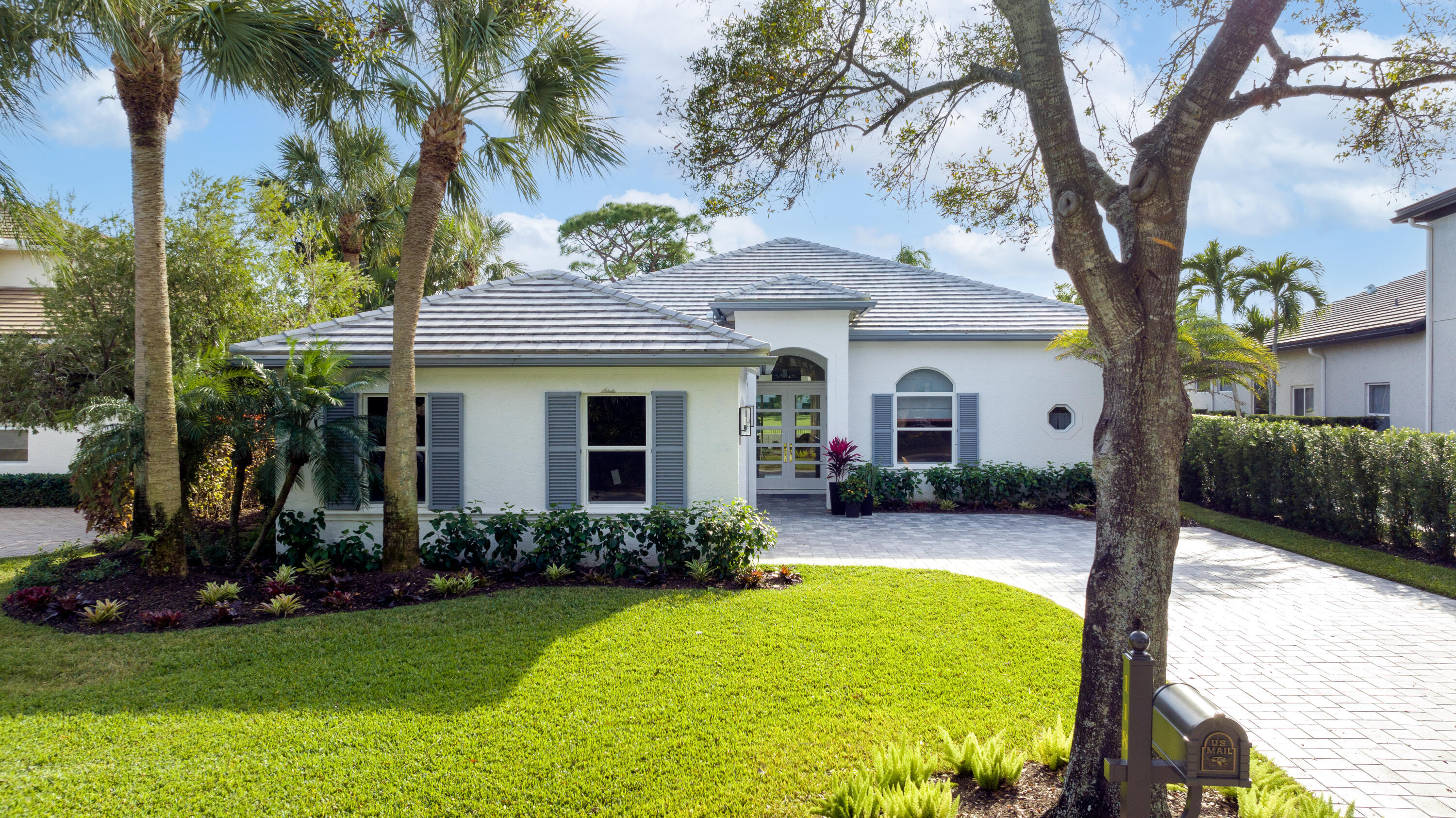 Property Photo: 118 N Village Way FL 33458
