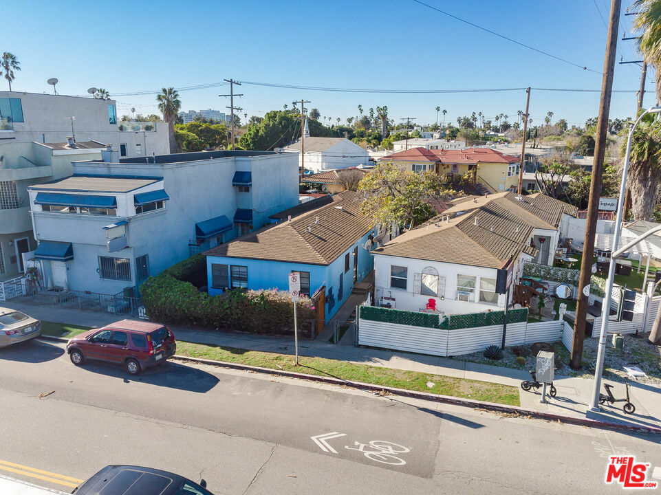 Property Photo:  1702   Abbot Kinney Blvd  CA 90291 