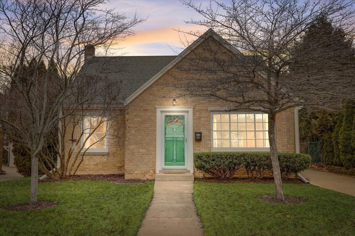 Property Photo:  418 Hillcrest Ct  WI 53074 