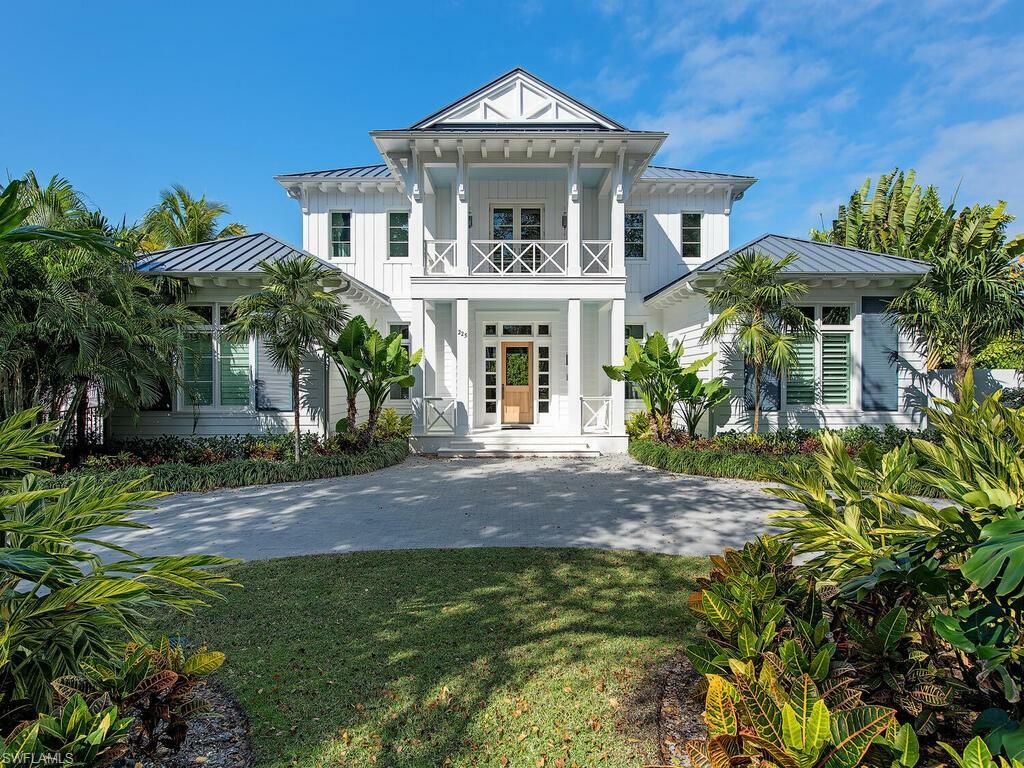 Property Photo: 225 4th Ave N FL 34102