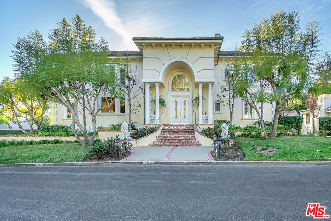 Property Photo: 111 N Thurston Ave CA 90049
