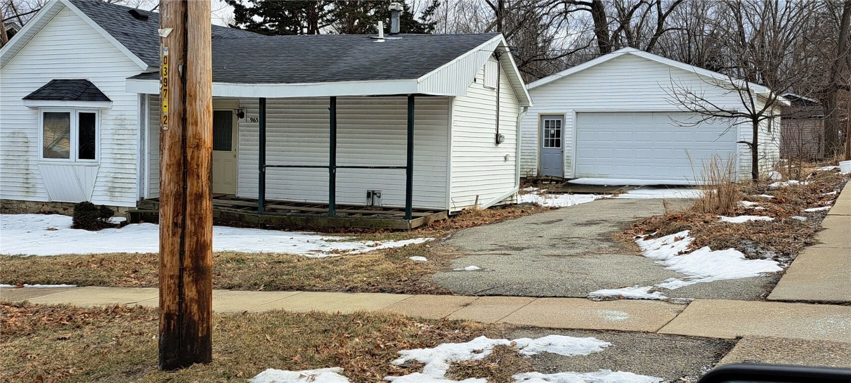 Property Photo:  965 2nd Avenue  IA 52302 