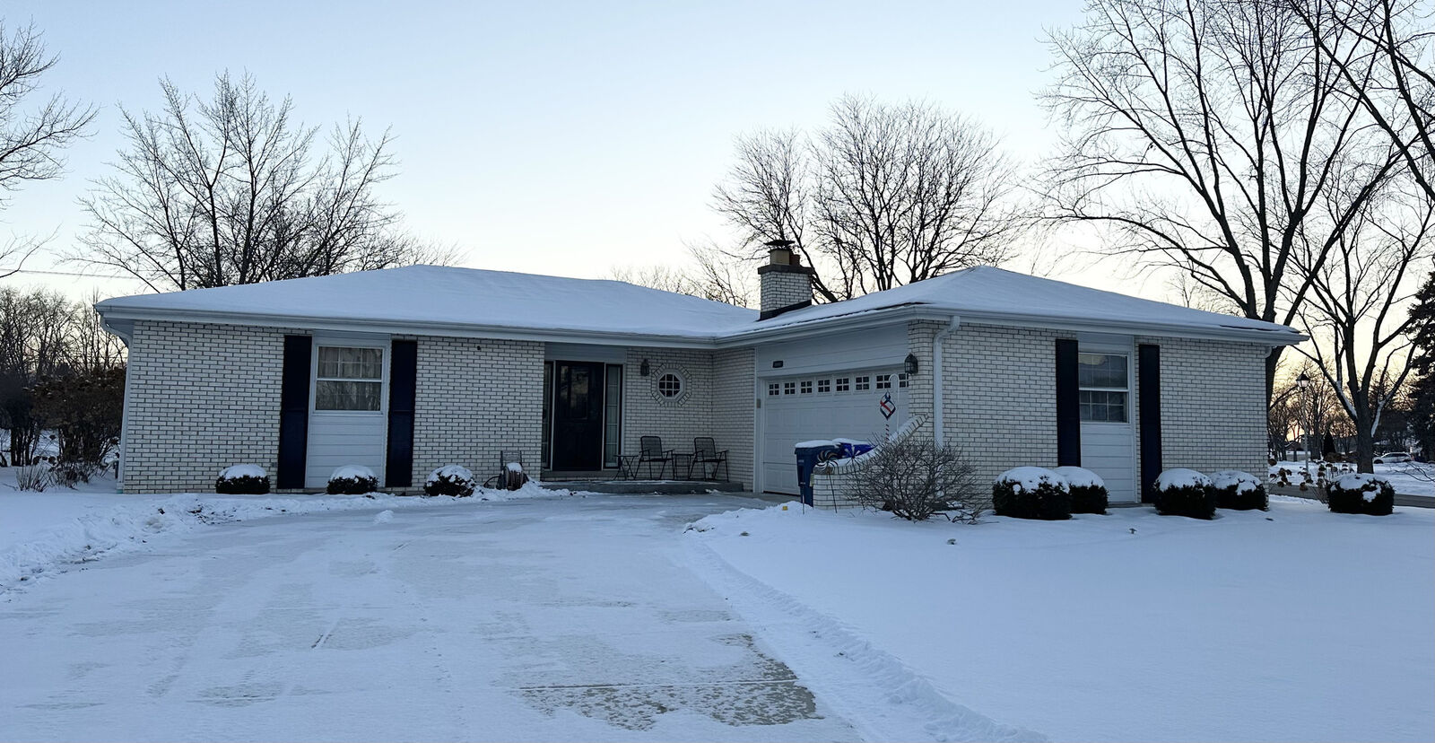 Property Photo: 2041 Brentwood Court IL 60189