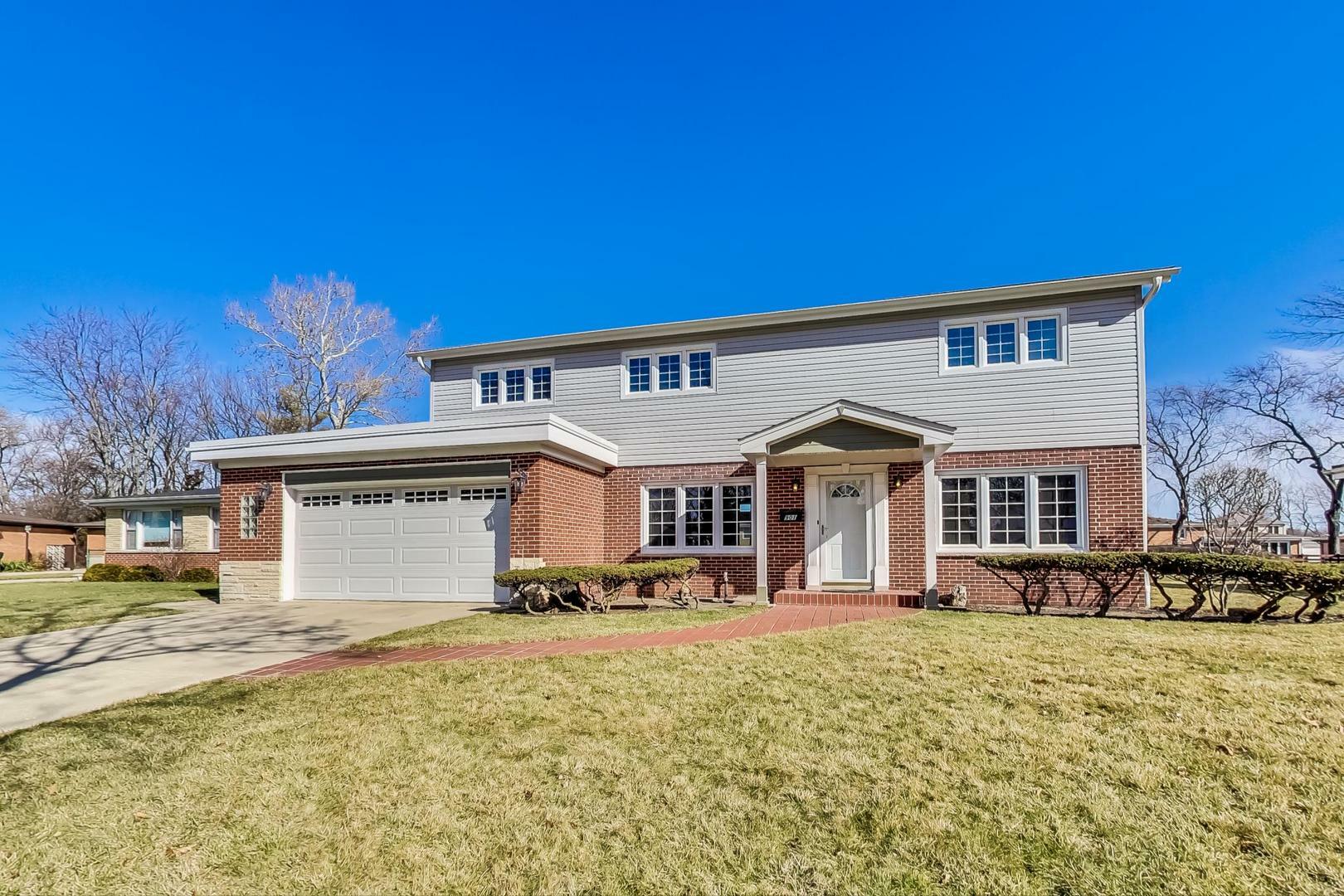 Property Photo: 901 S Golfview Place IL 60056