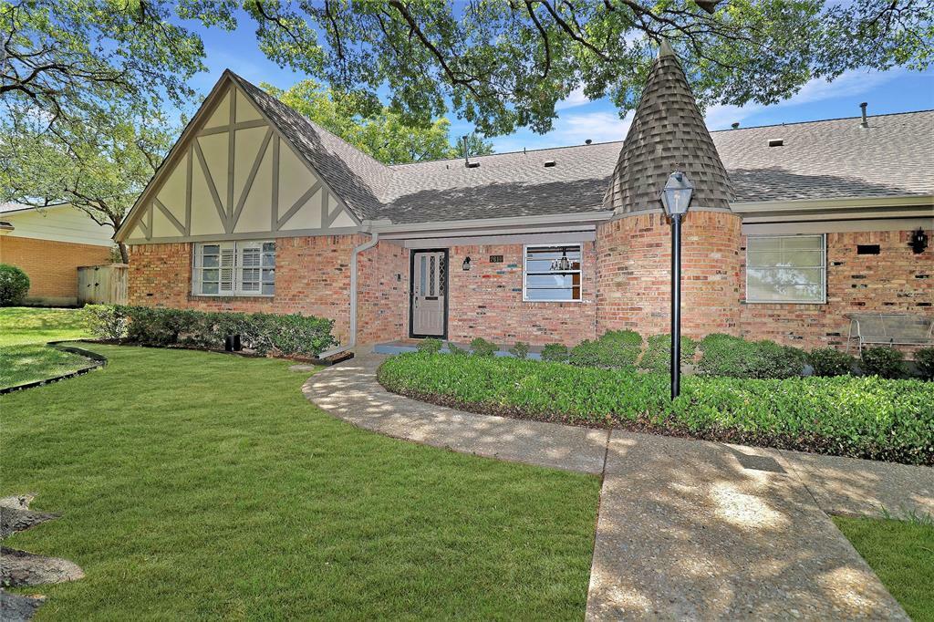 Property Photo: 7610 Meadow Oaks Drive TX 75230