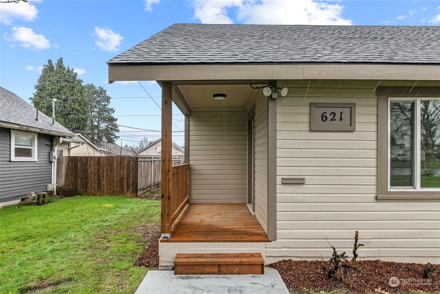 Property Photo:  621 Oregon Way  WA 98632 