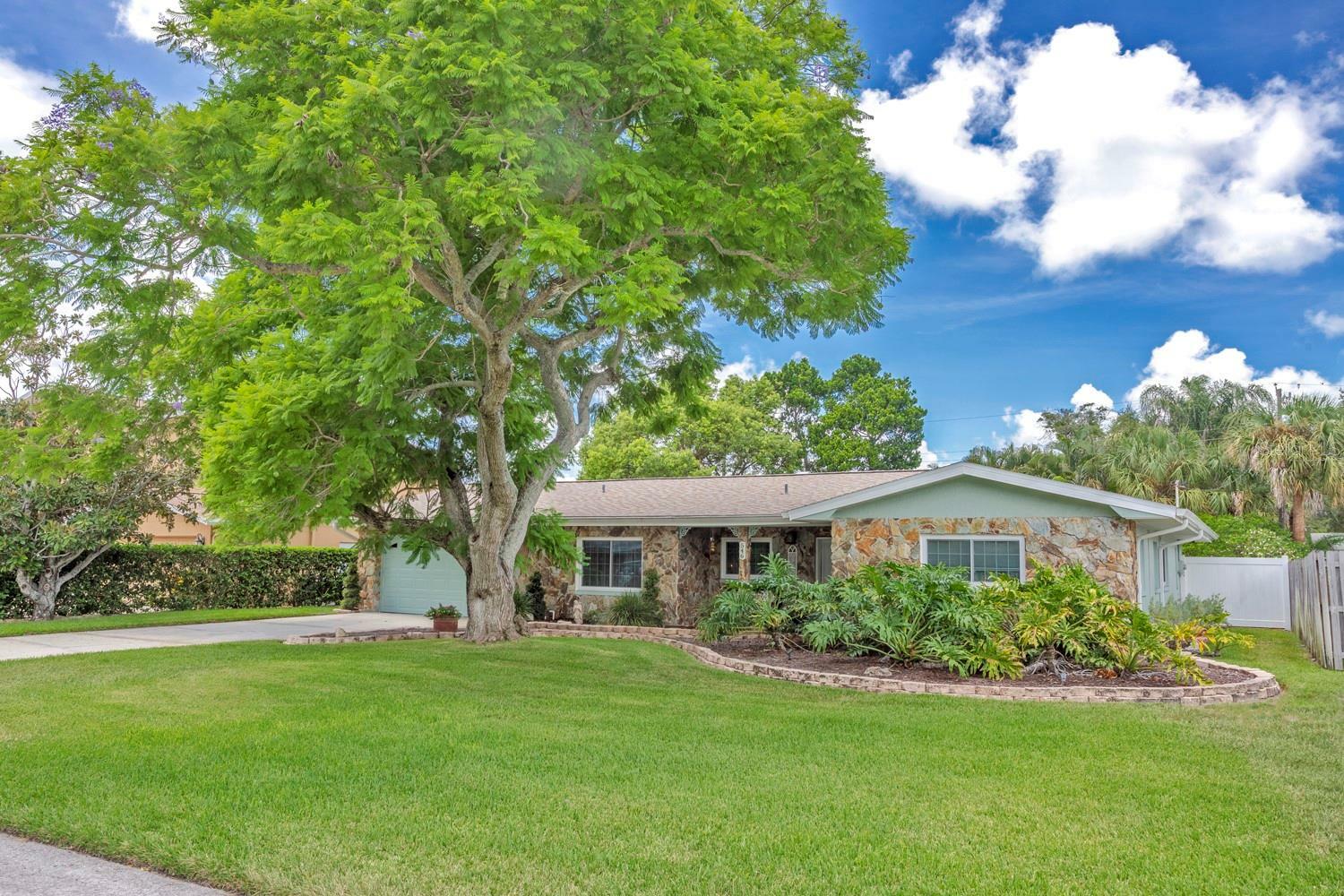 Property Photo:  546 Lois Ln  FL 33770 