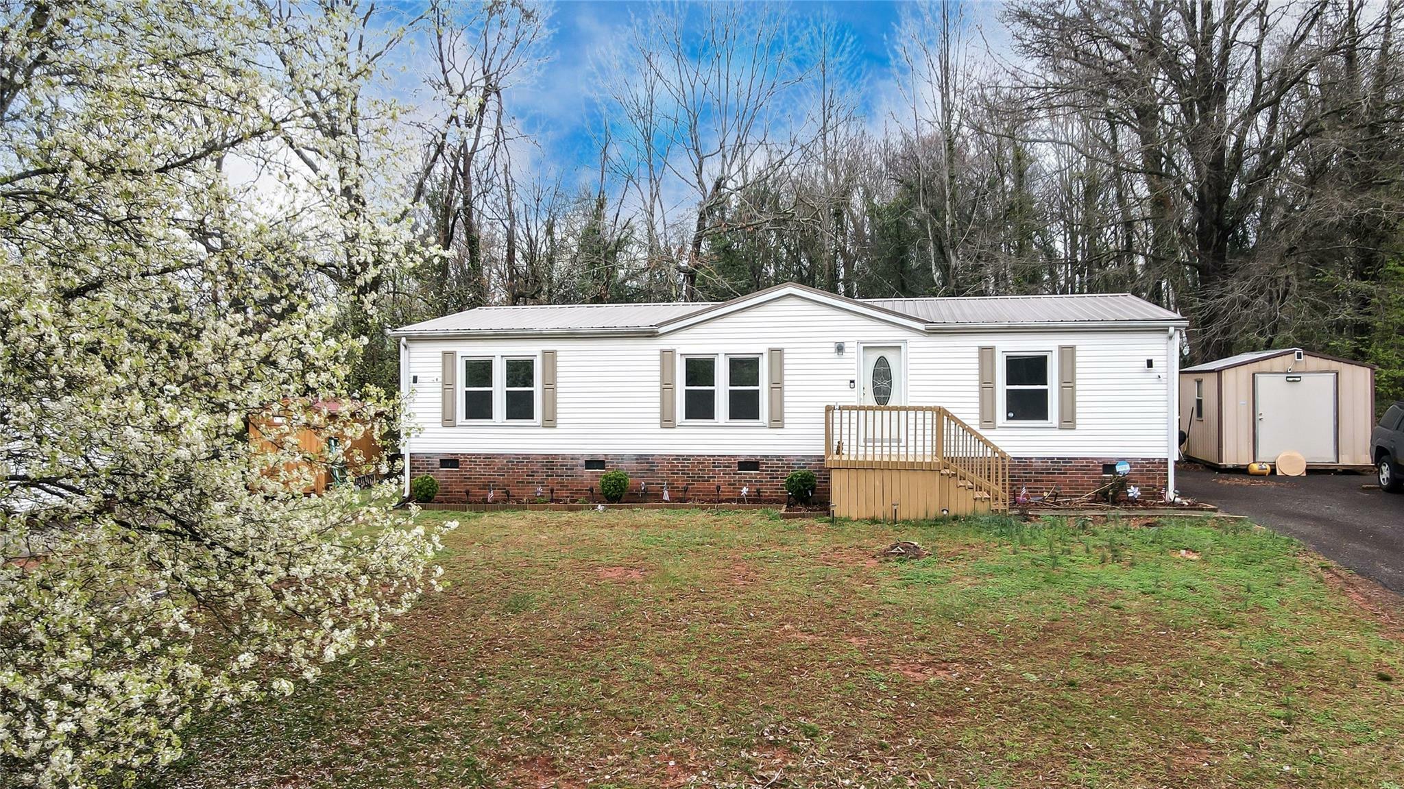 Property Photo:  1133 McRee Heights Circle  NC 28658 