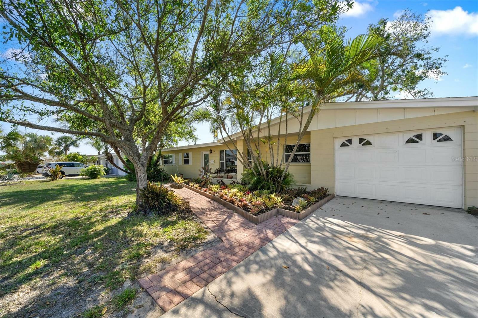 Property Photo: 112 Alba Street E FL 34285
