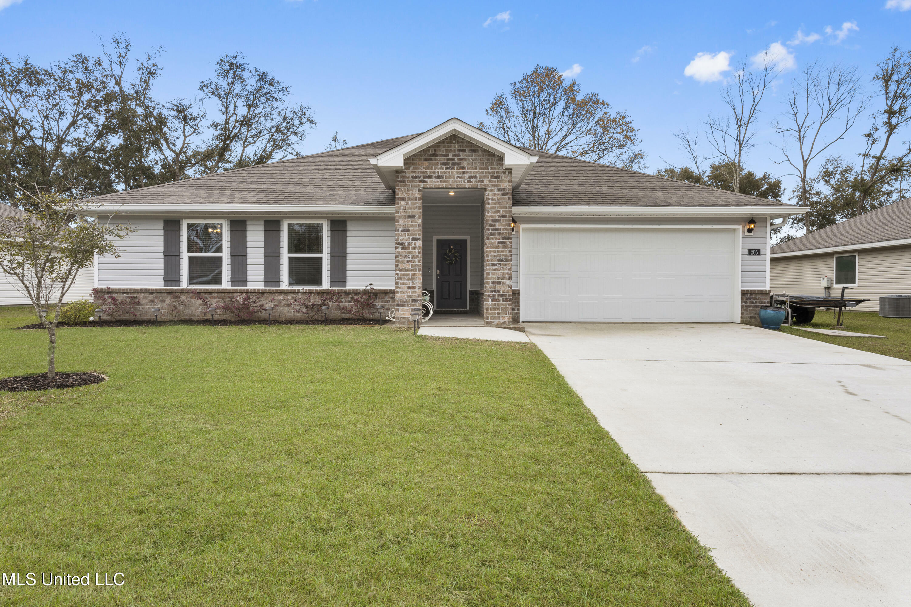 Property Photo:  205 Hawthorne Drive  MS 39560 