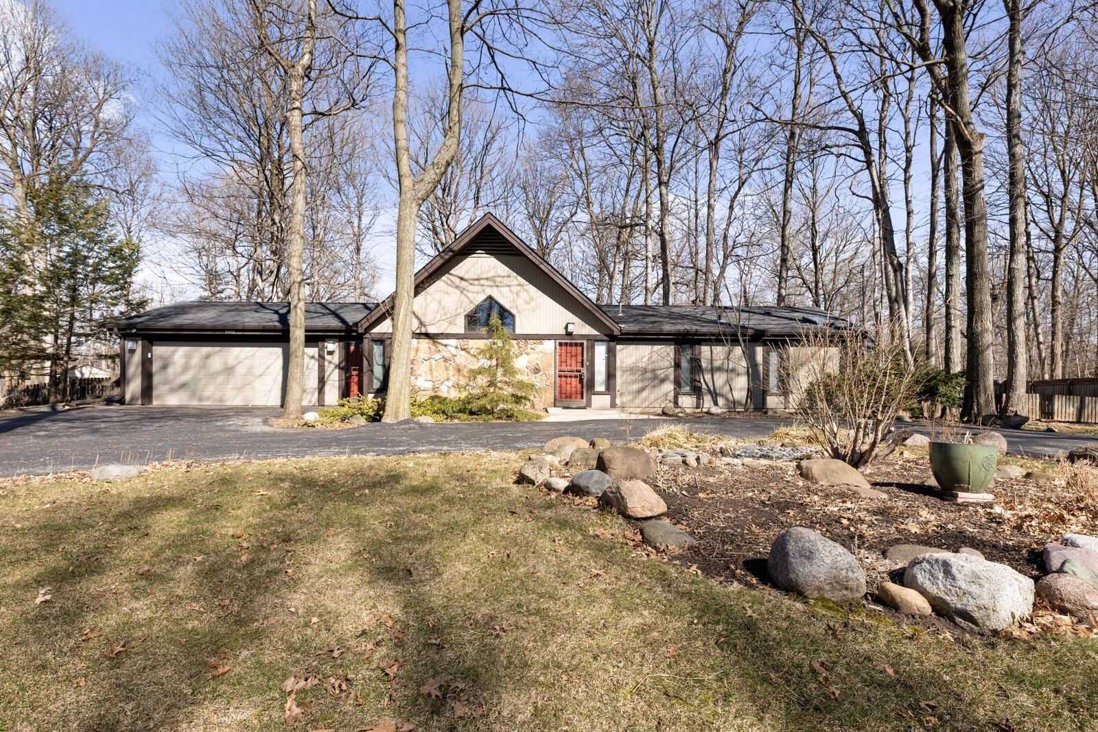 Property Photo: 5540 Forest View Avenue IL 61108