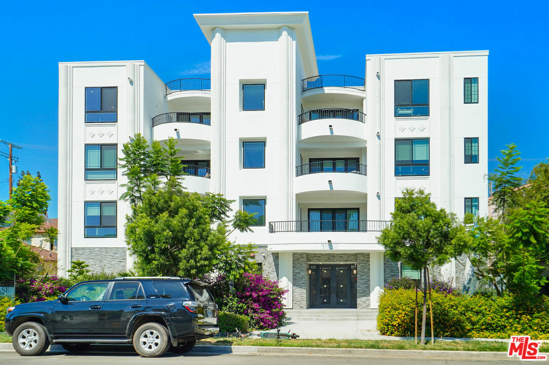 Property Photo: 1832 S Barrington Ave 303 CA 90025