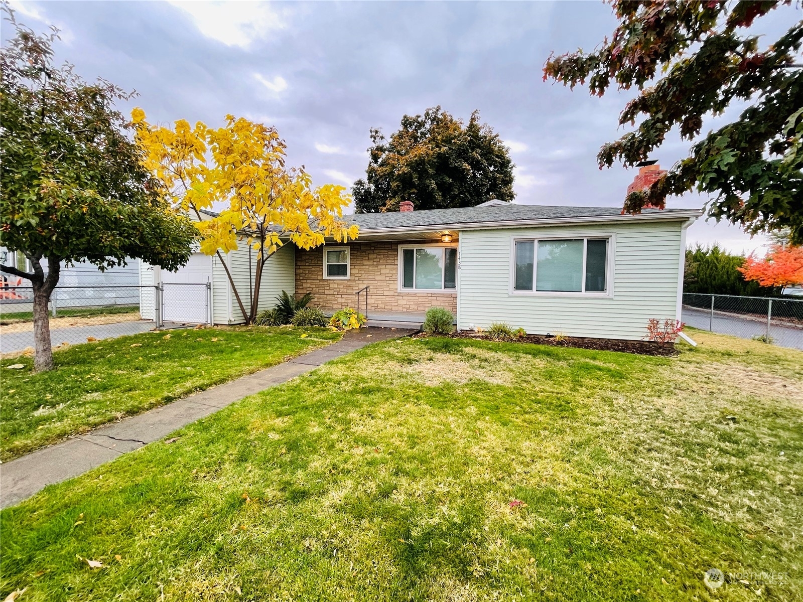 Property Photo: 1438 Hobson Street WA 99362