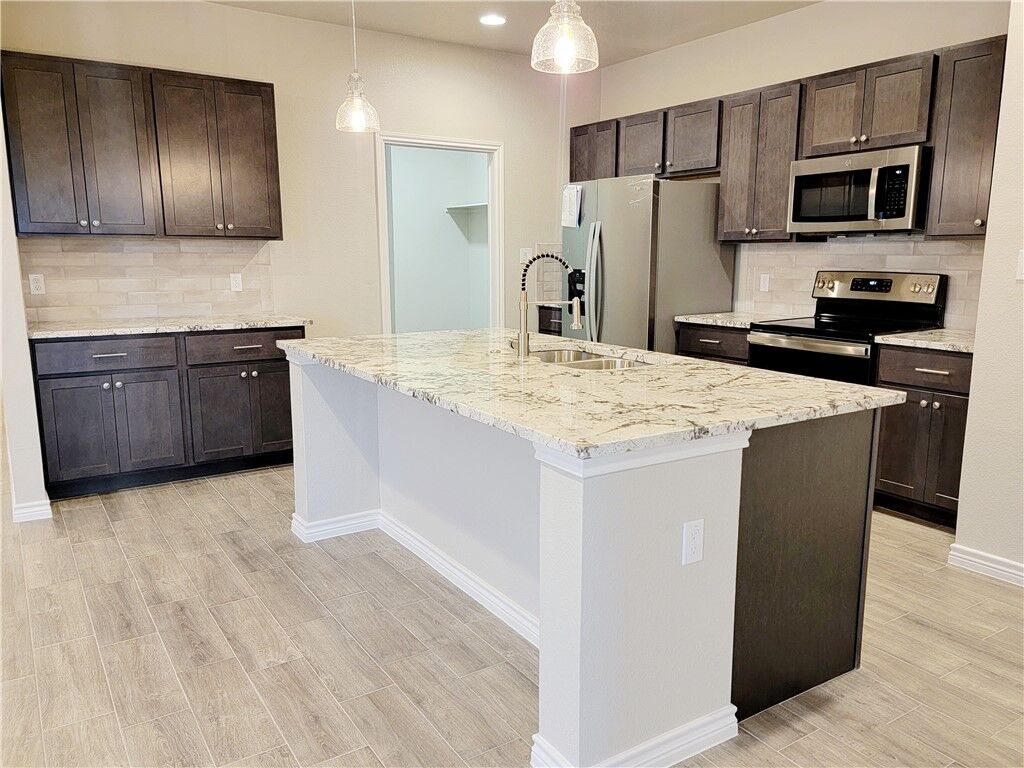 Property Photo:  473 Cr 306 #B  TX 76537 