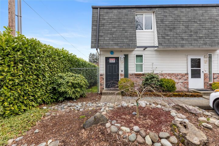 Property Photo:  712 10th Street NE A  WA 98002 