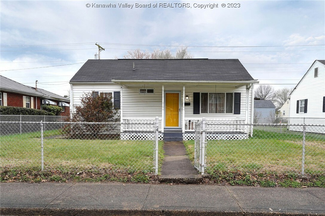 Property Photo: 909 Main Avenue WV 25143