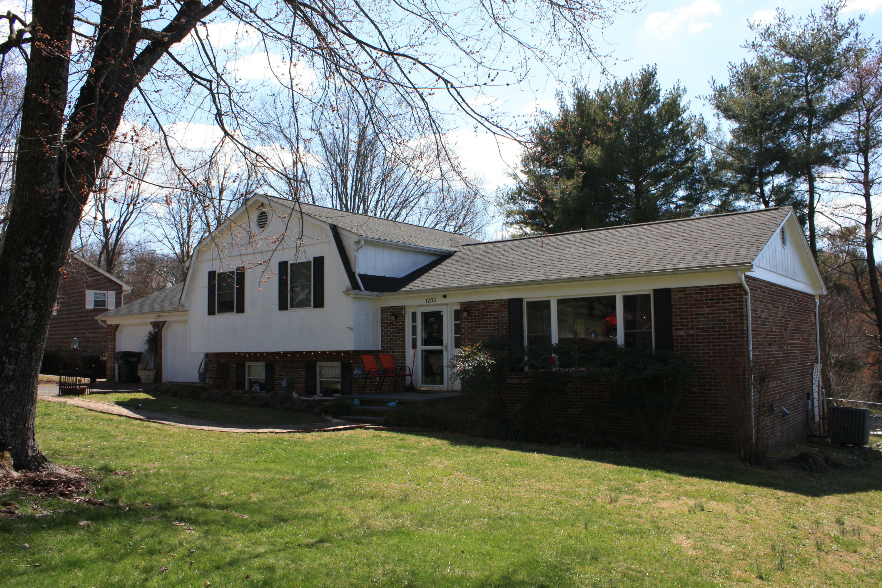 Property Photo:  1203 Poplar Court  TN 37743 