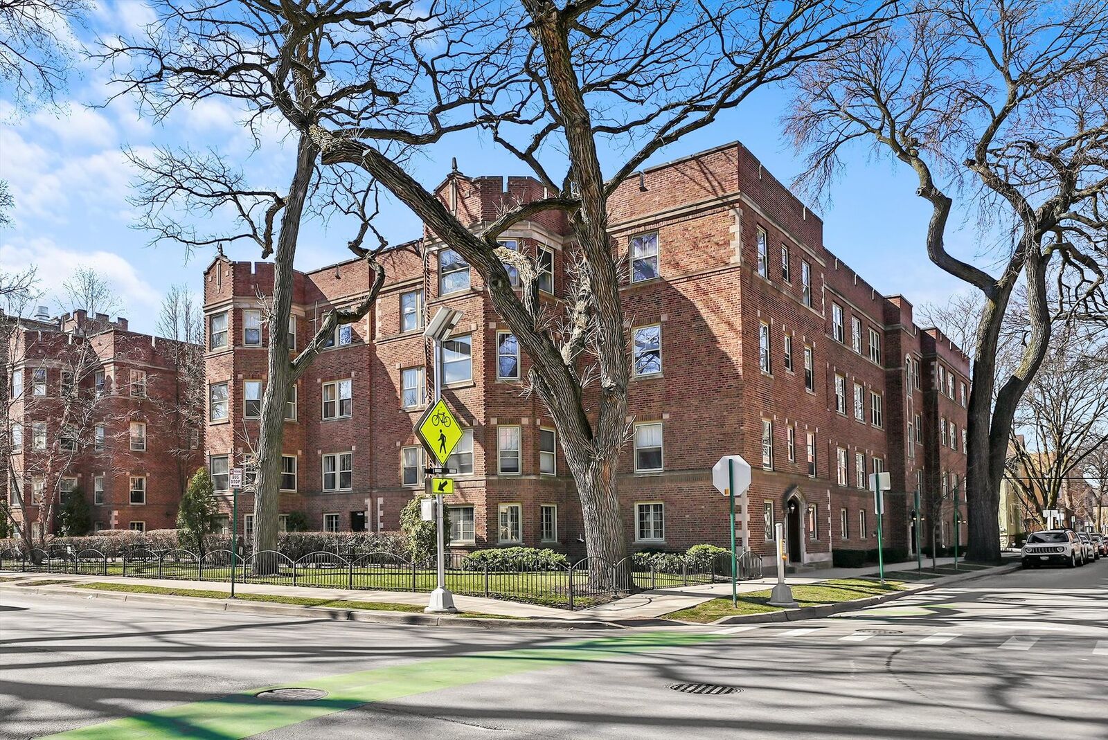 Property Photo: 219 N Oak Park Avenue 3E IL 60302