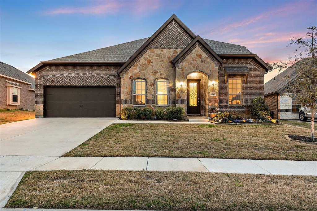 Property Photo: 1213 Alderwood Drive TX 76247