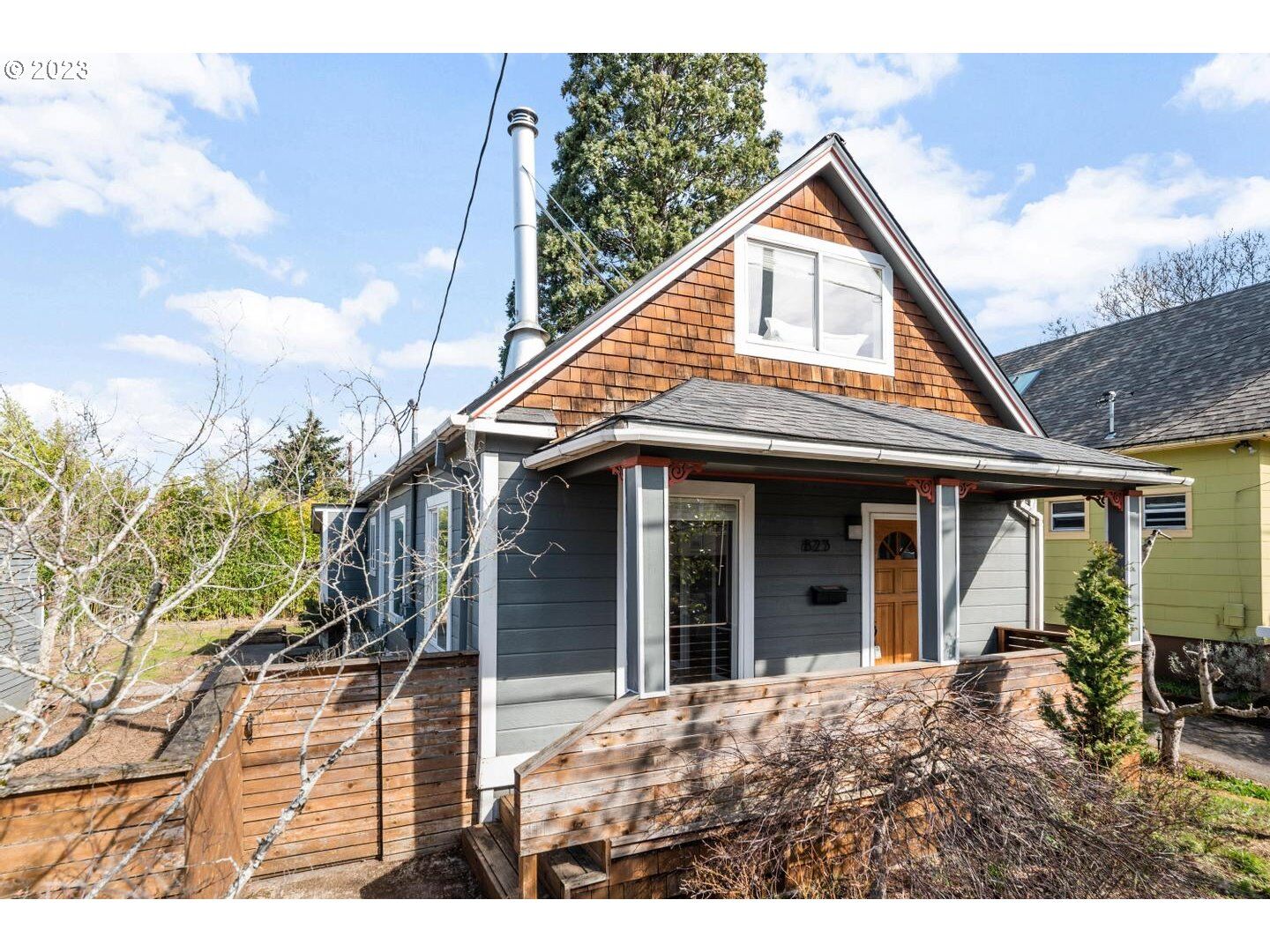 Property Photo: 823 NE Webster St OR 97211