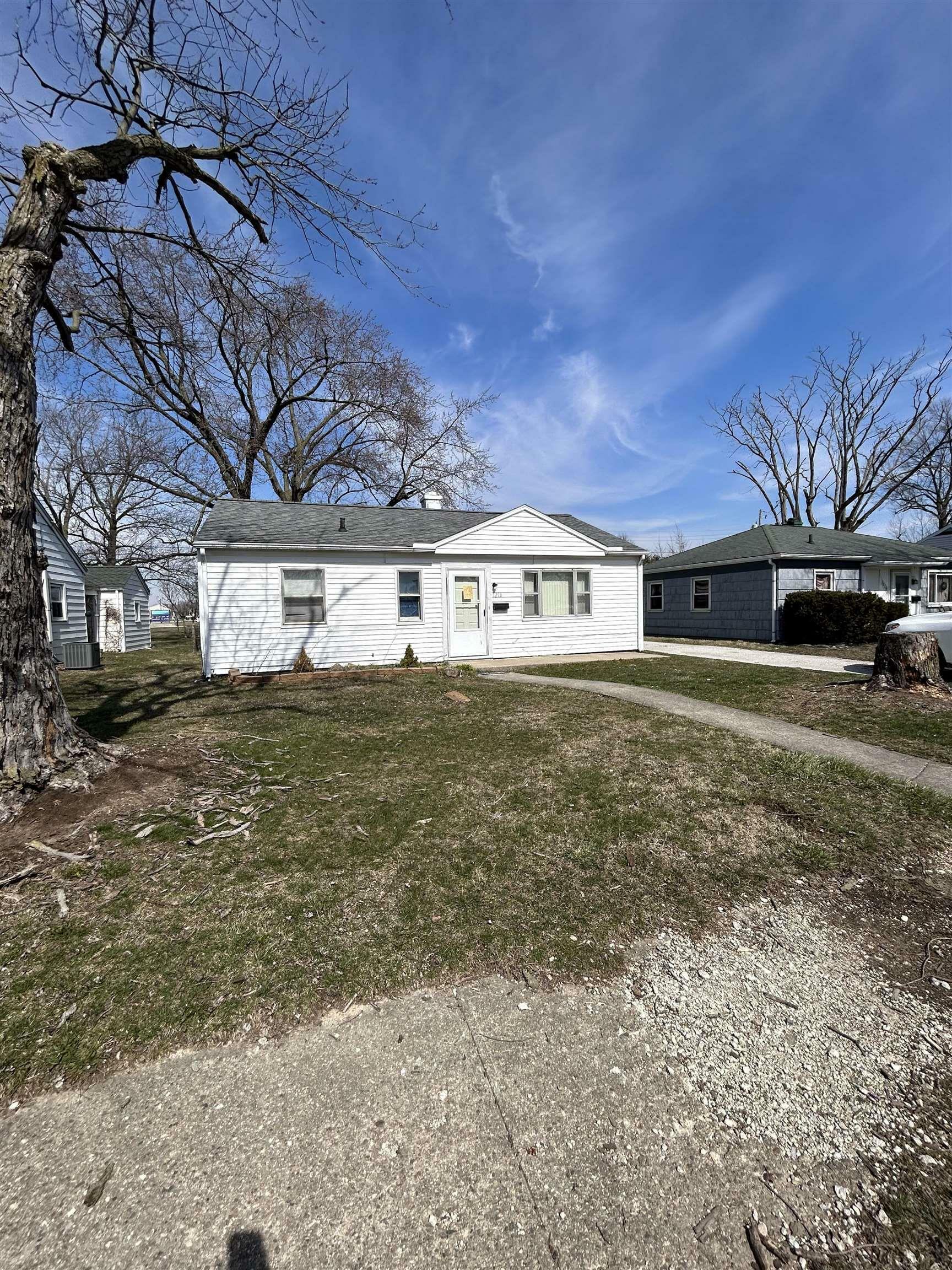 Property Photo:  1216 W National Avenue  IN 46952-2528 