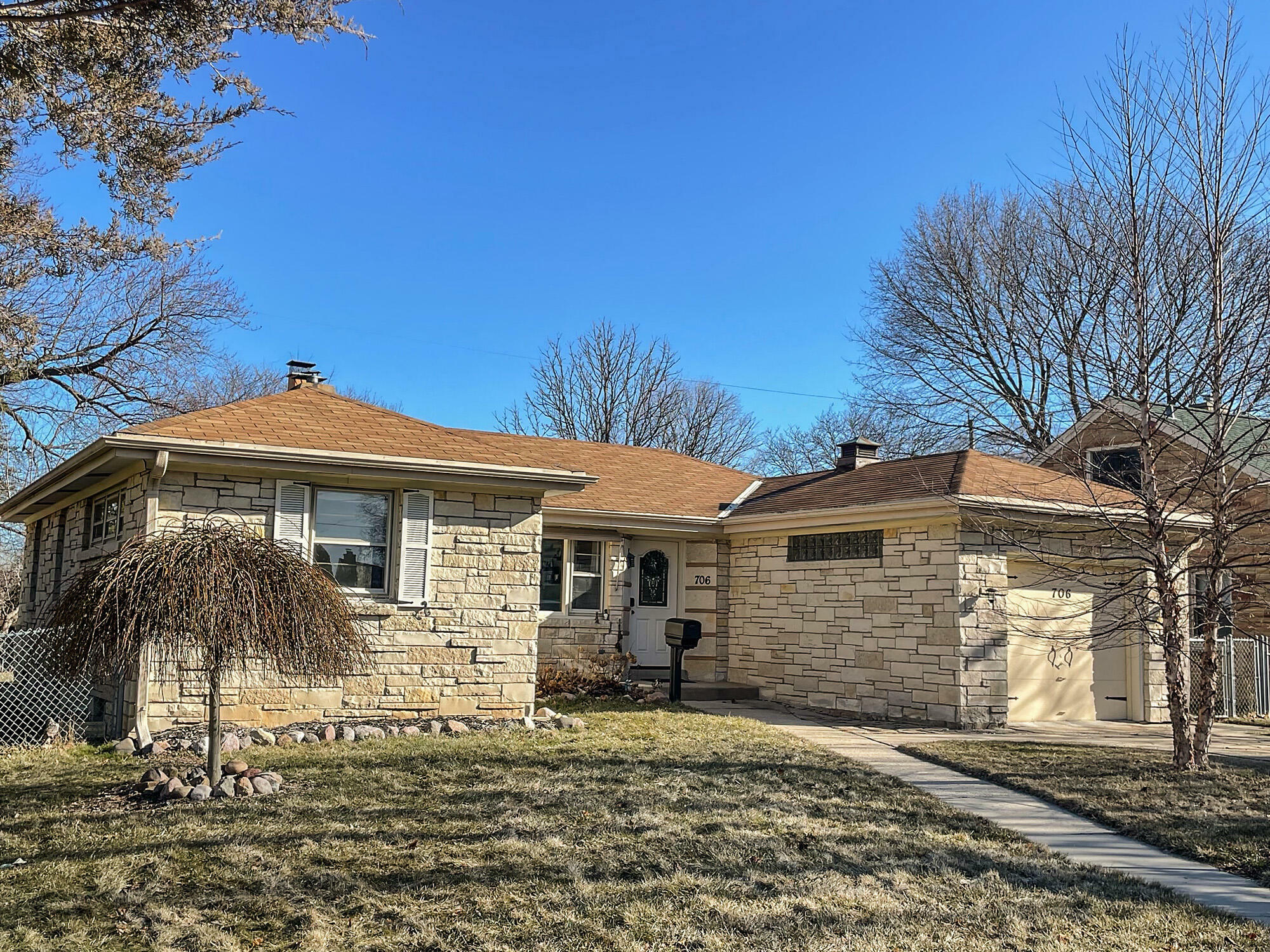 Property Photo:  706 Aspen St  WI 53172 