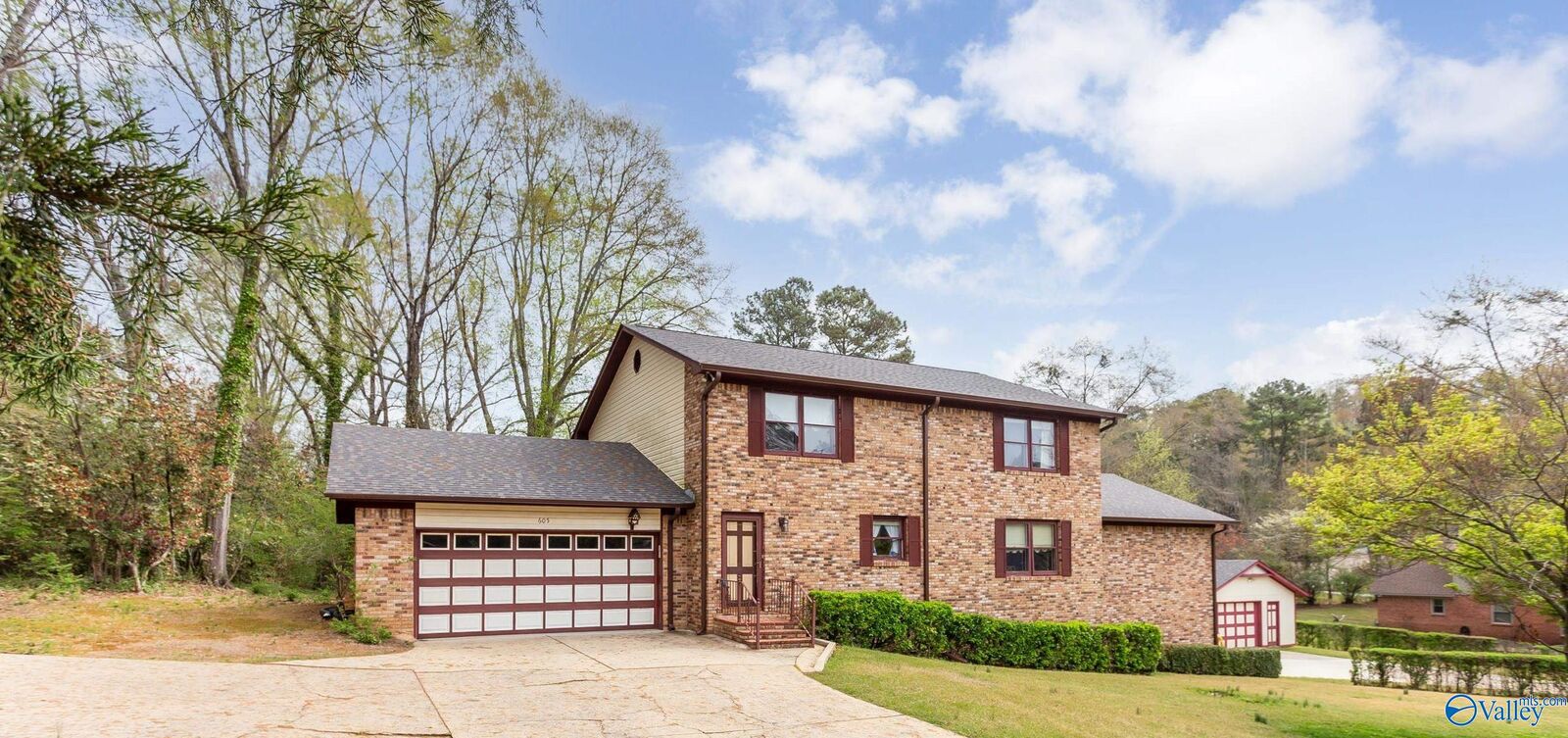 Property Photo: 605 Palace Ave AL 35906