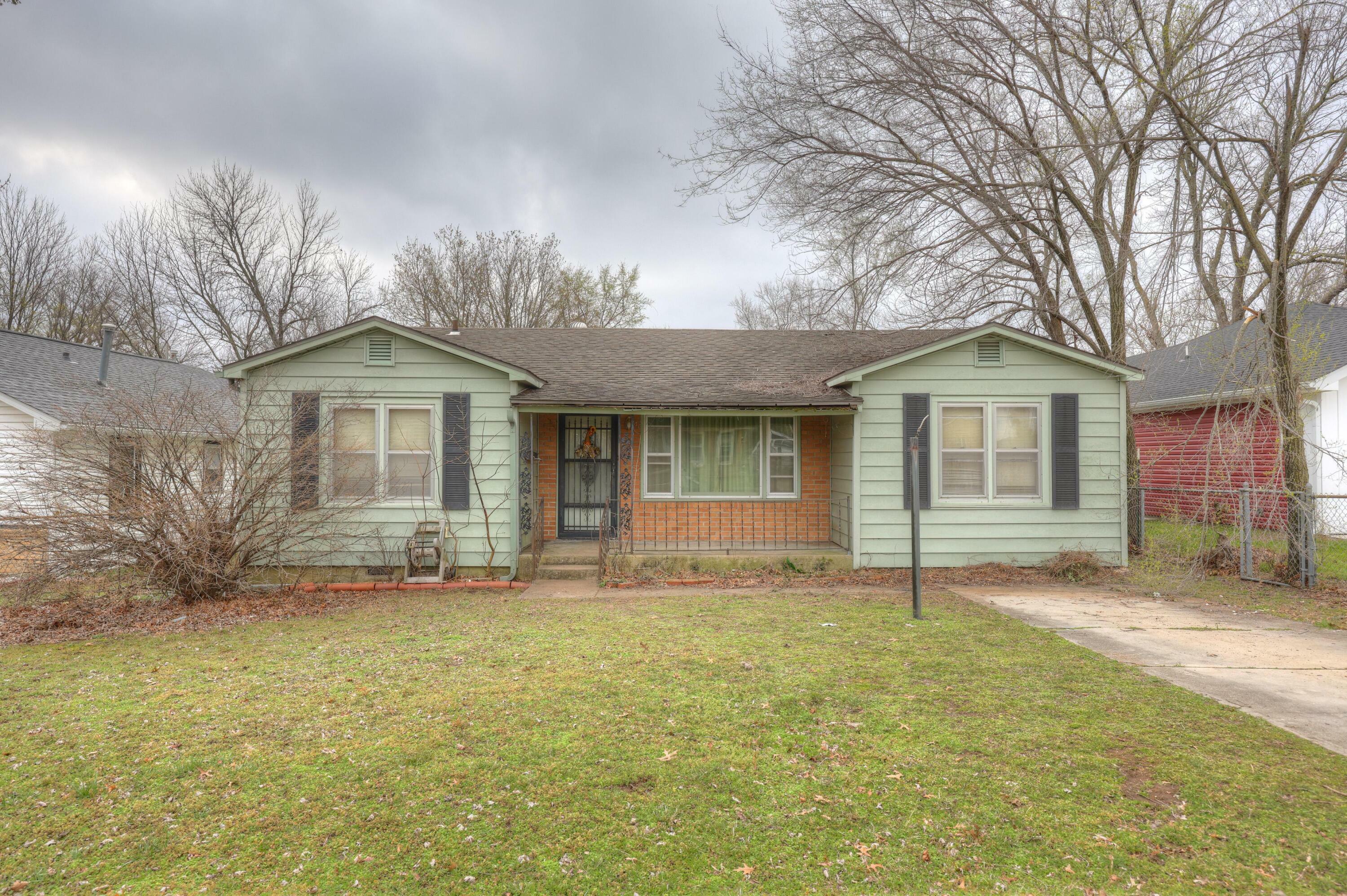 Property Photo:  3026 E 9th Street  MO 64801 