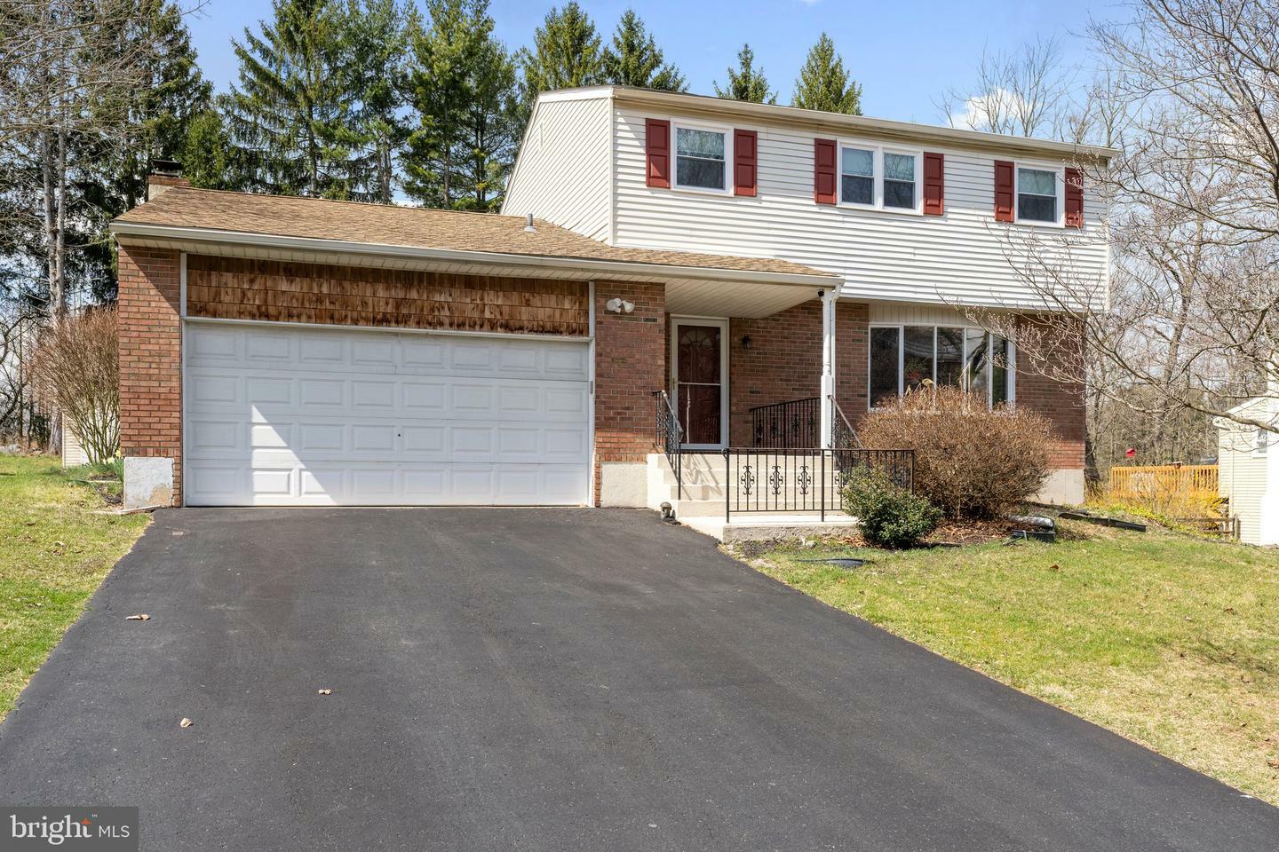 Property Photo:  160 Hillside Drive  PA 18036 