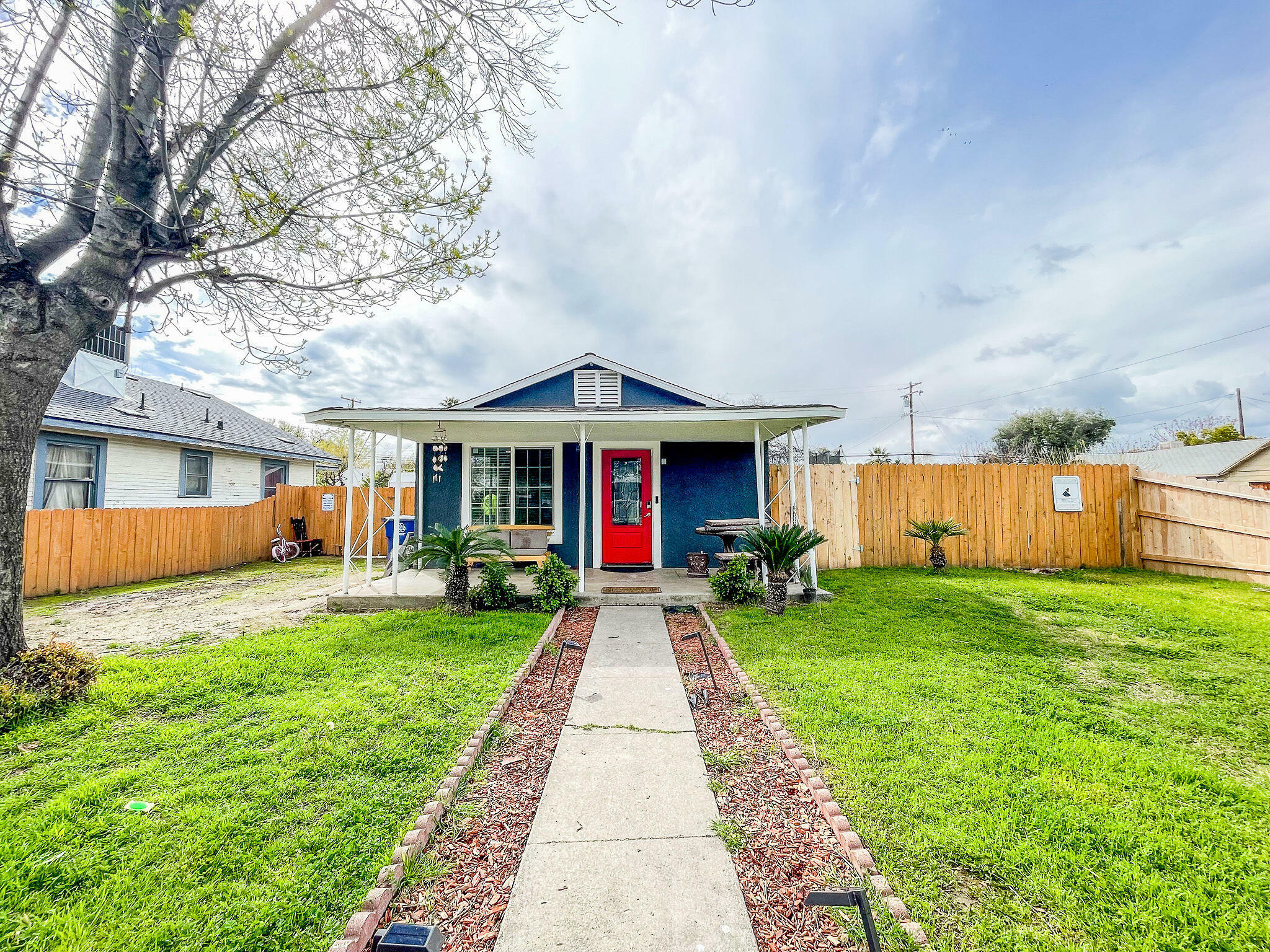 Property Photo:  300 S Quince Avenue  CA 93221 