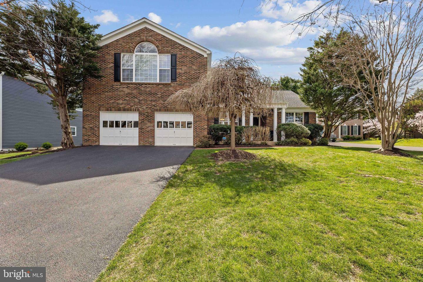 Property Photo: 6027 Woodlake Lane VA 22315