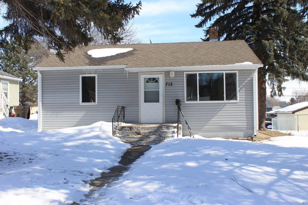 Property Photo:  712 19th St NW  ND 58703 