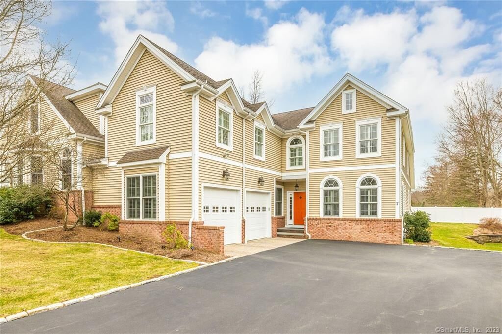 Property Photo: 7 Creekside Lane CT 06107