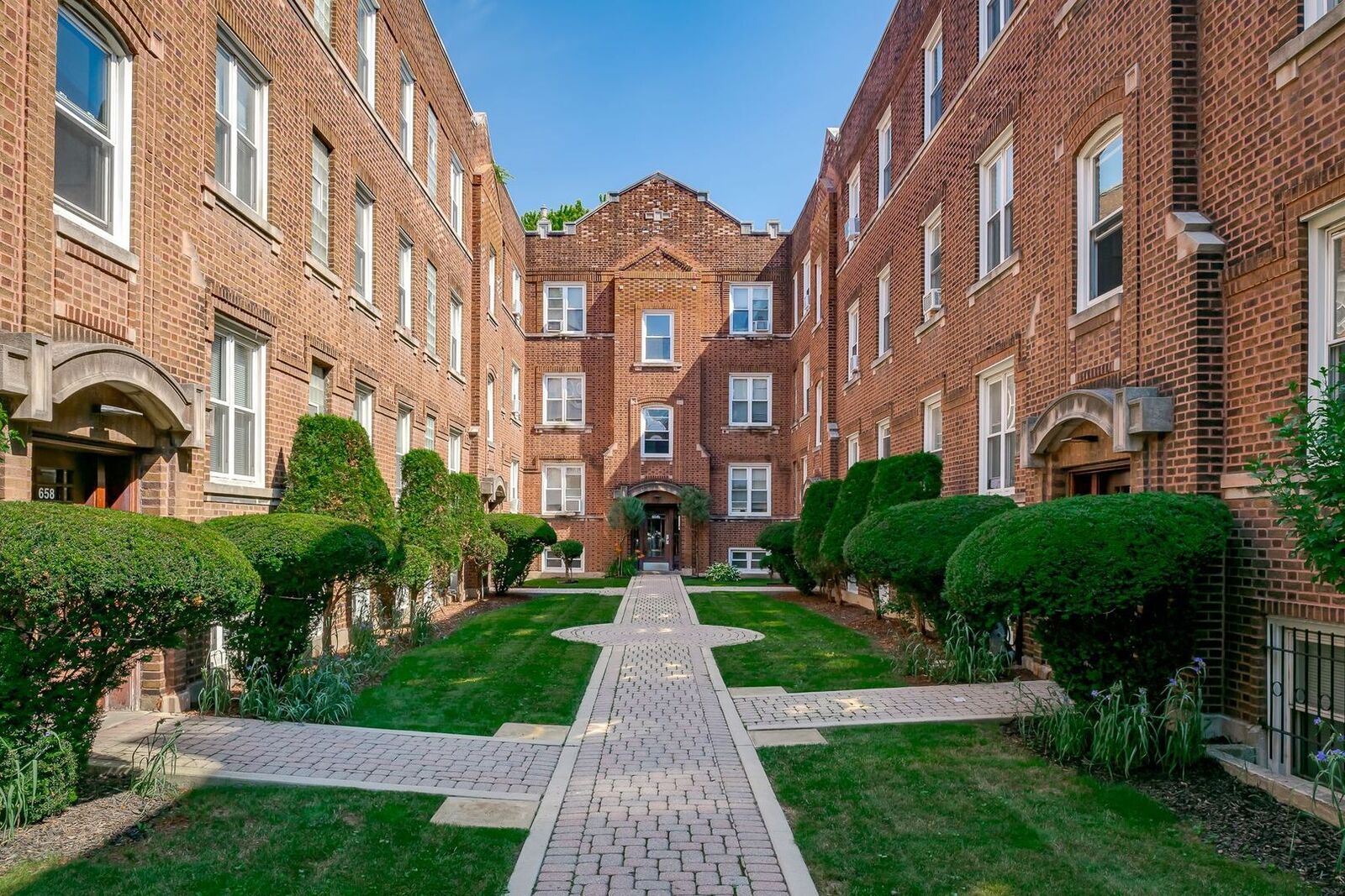 Property Photo:  658 W Oakdale Avenue 1C  IL 60657 