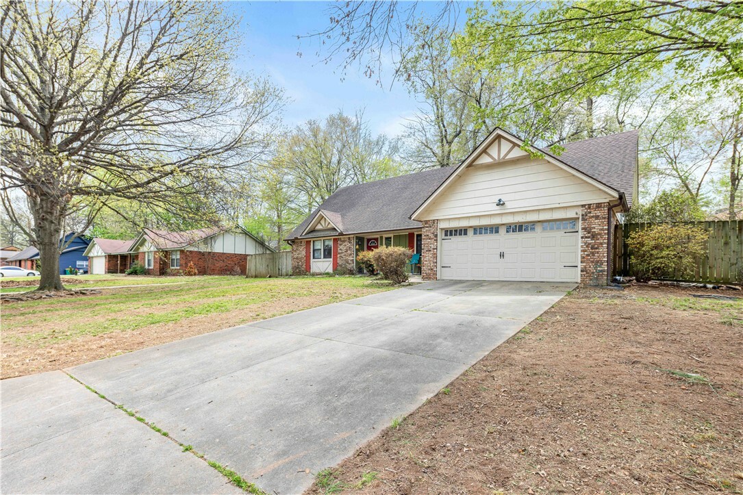 Property Photo:  908 S Oakhill Drive  AR 72758 